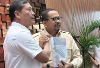 Mantan Kepala Staf Presiden (KSP) AM Putranto bersama KSP yang baru dilantik, M Qodari