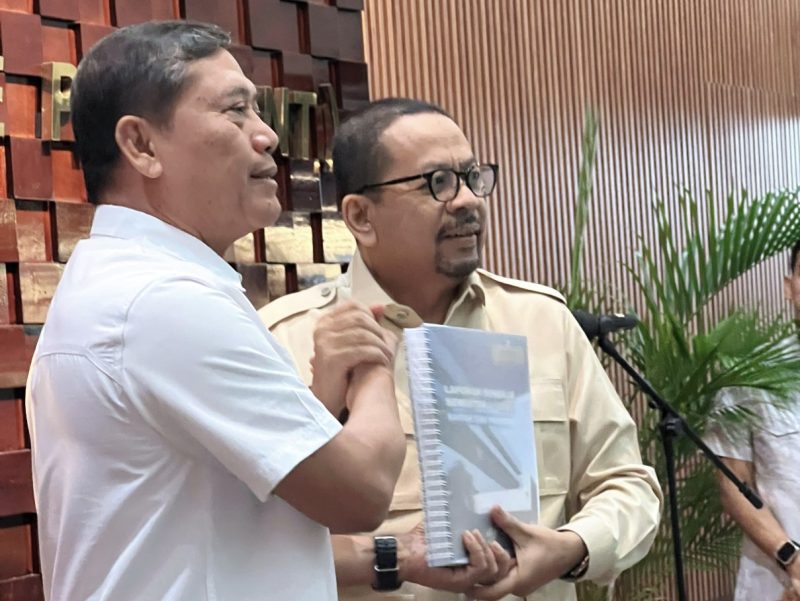 Mantan Kepala Staf Presiden (KSP) AM Putranto bersama KSP yang baru dilantik, M Qodari