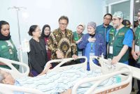 Menteri Kesehatan Budi Gunadi Sadikin meninjau ruang perawatan pasien di PJT RS Wahidin Sudirohusodo 