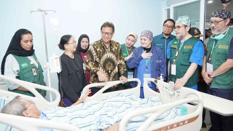 Menteri Kesehatan Budi Gunadi Sadikin meninjau ruang perawatan pasien di PJT RS Wahidin Sudirohusodo 