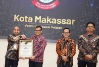 Kadis Kominfo Moh Roem menerima penghargaan, sebagai salah satu dari 10 Pemerintah Daerah Terbaik di Indonesia dalam Gajah Mada Digital Transformation Governance Index (GM-DTGI) Awards 2025, Kamis (18/09/2025).