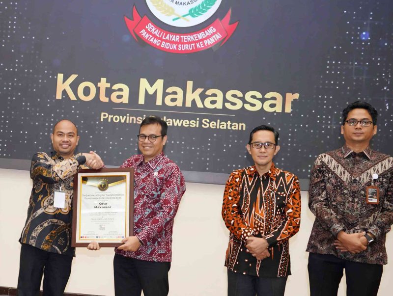 Kadis Kominfo Moh Roem menerima penghargaan, sebagai salah satu dari 10 Pemerintah Daerah Terbaik di Indonesia dalam Gajah Mada Digital Transformation Governance Index (GM-DTGI) Awards 2025, Kamis (18/09/2025).