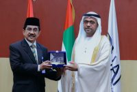 H.E. Abdulla Salem AlDhaheri, Duta Besar UEA untuk Republik Indonesia, Republik Demokratik Timor Leste dan ASEAN menyerahkan cinderamata kepada Rektor UAI Prof Widodo Muktiyo 