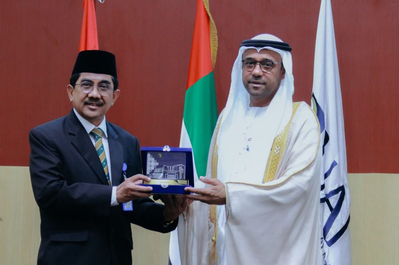 H.E. Abdulla Salem AlDhaheri, Duta Besar UEA untuk Republik Indonesia, Republik Demokratik Timor Leste dan ASEAN menyerahkan cinderamata kepada Rektor UAI Prof Widodo Muktiyo 