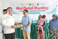 Wakil Bupati Takalar Hengky Yasin menerima secara simbolik telur untuk pencegahan stunting dari Ketua Pemuda ICMI Sulsel Dr Andi Alfian Zainuddin