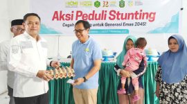 Wakil Bupati Takalar Hengky Yasin menerima secara simbolik telur untuk pencegahan stunting dari Ketua Pemuda ICMI Sulsel Dr Andi Alfian Zainuddin