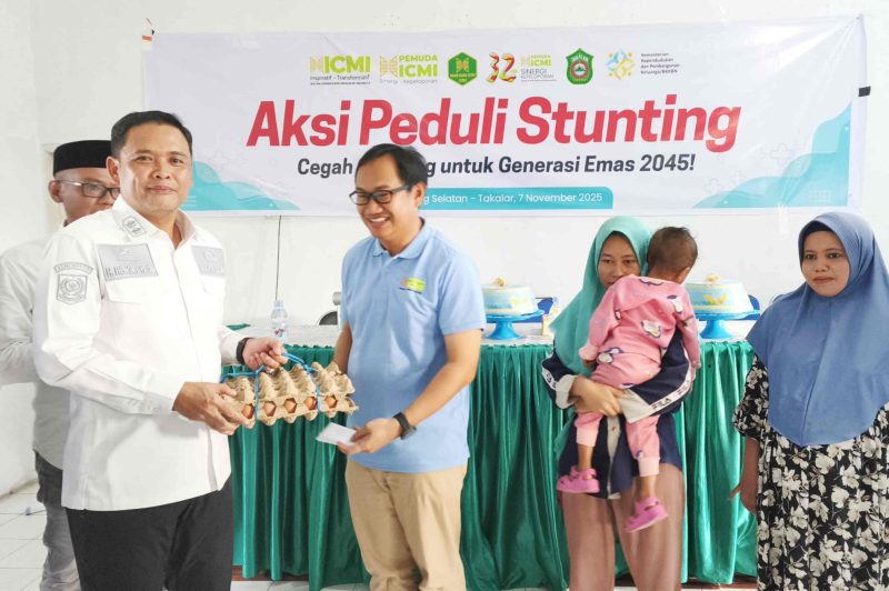 Wakil Bupati Takalar Hengky Yasin menerima secara simbolik telur untuk pencegahan stunting dari Ketua Pemuda ICMI Sulsel Dr Andi Alfian Zainuddin