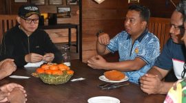 Menteri Mukhtarudin (pakai topi) didampingi Letkol Pnb Tri Nugroho di Museum Willem Angkatan Udara