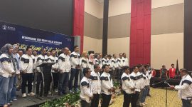 Ketua Umum IKA FISIP Andi Fahsar Padjalangi melantik Ketua Umum Ikatan Alumni Ilmu Politik, Andi Taletting Langi, bersama jajaran pengurusnya, di Hotel Dalton, Makassar, Minggu (14/6).
