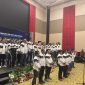 Ketua Umum IKA FISIP Andi Fahsar Padjalangi melantik Ketua Umum Ikatan Alumni Ilmu Politik, Andi Taletting Langi, bersama jajaran pengurusnya, di Hotel Dalton, Makassar, Minggu (14/6).